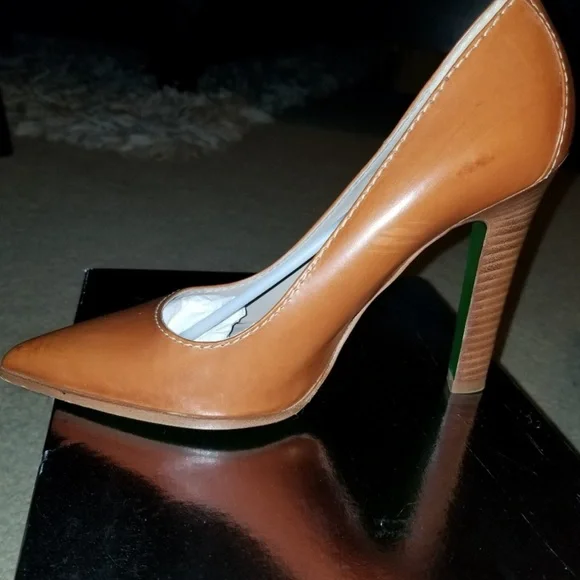 Donald Pliner Signature Pumps - Picture 4 of 5